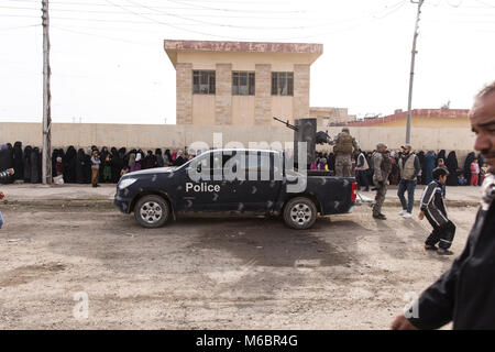 Mossoul, Irak. 8 décembre 2016 les habitants de Mossoul - file d'attente pour l'aide des Nations Unies sous garde armée dans les rues de Mossoul, Irak - Â© Ty Faruki Banque D'Images