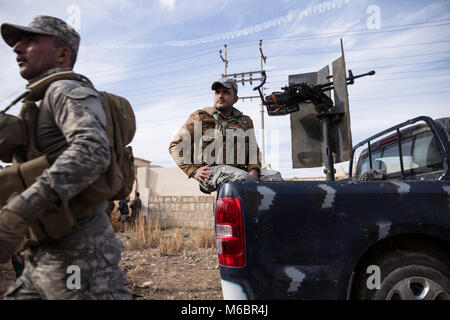 Mossoul, Irak. 8 décembre 2016 - L'armée irakienne et la police s'associent pour protéger les rues de Mossoul, tandis que des avions de la coalition à travers le ciel. - © Ty F Banque D'Images