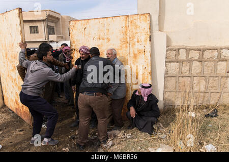 Mossoul, Irak. 8 décembre 2016 - les habitants de Mossoul essayer de covince leur voie dans une école barricadés de chercher refuge en tant que les combats se poursuivent dans la ville de M Banque D'Images