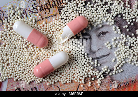 CAPSULES DE DROGUE AVEC MATIÈRES AVEC NEW BRITISH €10 NOTE RE LES COÛTS DE LA SANTÉ LES COÛTS DES PRODUITS PHARMACEUTIQUES NHS HEALTH TESTING ETC UK Banque D'Images