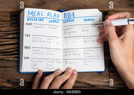 High Angle View of a person's Hand Repas de remplissage sur le portable Banque D'Images