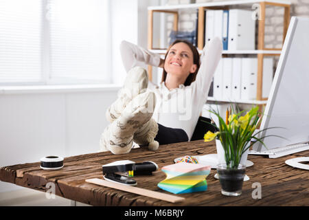 Smiling Businesswoman Wearing envisagée de chaussettes Banque D'Images