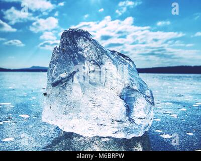 Shining la glace brisée. Il miroite joliment les rayons du soleil et l'éblouissement et la lumière joue Banque D'Images