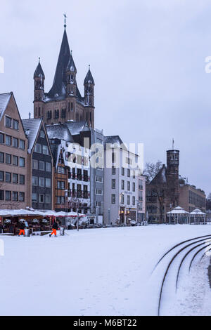 Allemagne, Cologne, maisons de la vieille partie de la ville à la Frankenwerft, église St Martin, brut, neige hiver Deutschland, Koeln, Haeuser dans der Al Banque D'Images