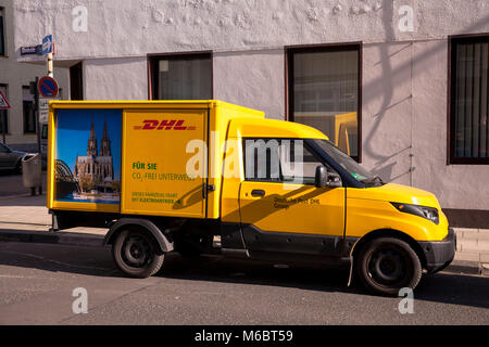 Allemagne, Cologne, service colis DHL Streetscooter véhicule électrique. Deutschland, Koeln, DHL- Elektrofahrzeug Streetscooter. Banque D'Images