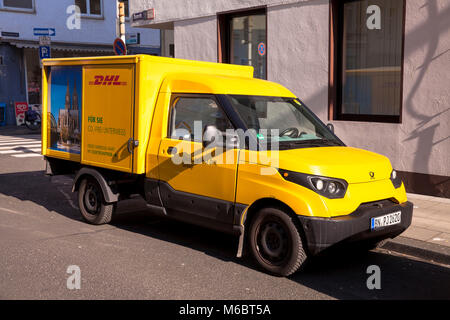 Allemagne, Cologne, service colis DHL Streetscooter véhicule électrique. Deutschland, Koeln, DHL- Elektrofahrzeug Streetscooter. Banque D'Images