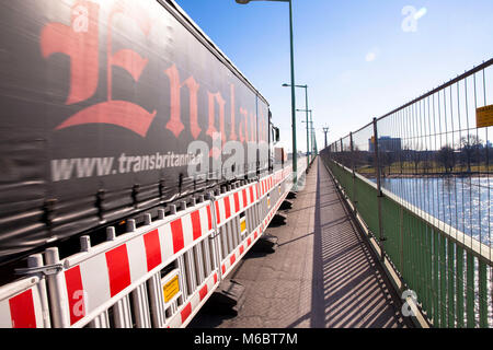 Les barrières routières à une zone de construction routière sur le Zoo pont sur le Rhin, Cologne, Allemagne. Baustellenabsperrung Zoobruecke in ueber d Banque D'Images