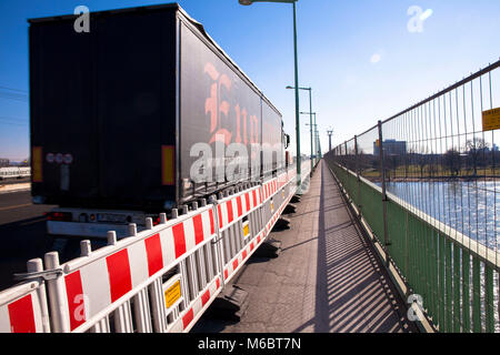 Les barrières routières à une zone de construction routière sur le Zoo pont sur le Rhin, Cologne, Allemagne. Baustellenabsperrung Zoobruecke in ueber d Banque D'Images