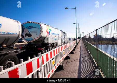 Les barrières routières à une zone de construction routière sur le Zoo pont sur le Rhin, Cologne, Allemagne. Baustellenabsperrung Zoobruecke in ueber d Banque D'Images
