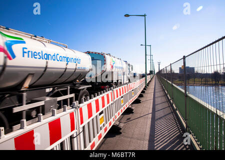 Les barrières routières à une zone de construction routière sur le Zoo pont sur le Rhin, Cologne, Allemagne. Baustellenabsperrung Zoobruecke in ueber d Banque D'Images