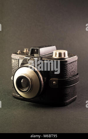 Appareil-photo de film à l'ancienne sur fond gris Banque D'Images