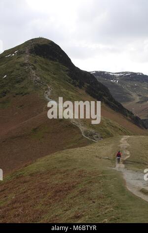 Un marcheur sur la pièce finale de la voie vers le haut de Cat Bells Mountain près de Keswick dans le Lake District Banque D'Images