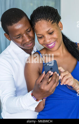 Couple looking at mobile phone. Banque D'Images