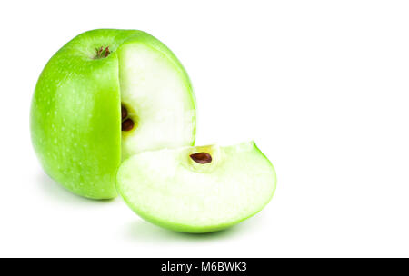 Pomme verte fruits et tranches de pomme isolé sur fond blanc. Banque D'Images