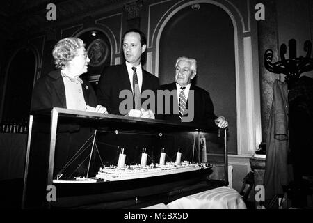 Le scientifique américain Robert Ballard (centre), qui a dirigé l'année dernière expédition sur la mer profonde pour filmer l'épave du Titanic, à Londres pour la publication de son livre 'La découverte du Titanic'. Avec lui sont deux survivants britanniques Eva Hart, 82, de Chadwell Heath, Essex, et Bertram, Doyen de Southampton. Ils sont debout à côté d'un modèle de la chemise, qui a coulé au large de Terre-Neuve pour son voyage inaugural en 1912. *Ressortissants Banque D'Images