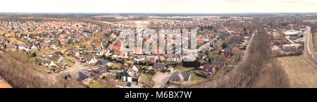 Panorama composé de photographies aériennes et des photos aériennes d'un petit village de la lande, dans le Nord de l'Allemagne avec les prés, les champs et les maisons, au-dessus Banque D'Images