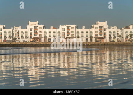 Weisse Häuser der Marina und der Strand von Agadir, Königreich Marokko, Afrika | maisons blanches de la marina et de la plage à Agadir, Royaume de Moro Banque D'Images