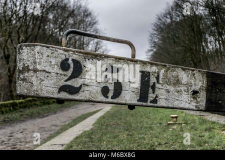 25E verrouillage Huddersfield canal étroit à Slaithwaite, Huddersfield, West Yorkshire, Angleterre, Royaume-Uni. Banque D'Images