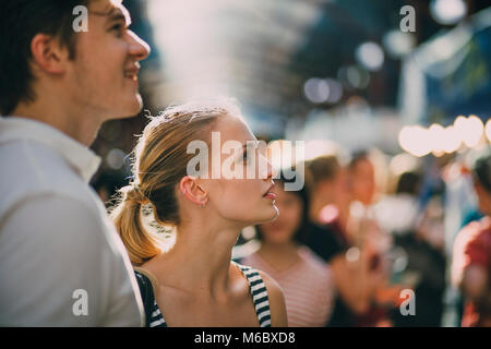 Jeune couple sont shopping ensemble au marché Queen Victoria en Australie. Banque D'Images