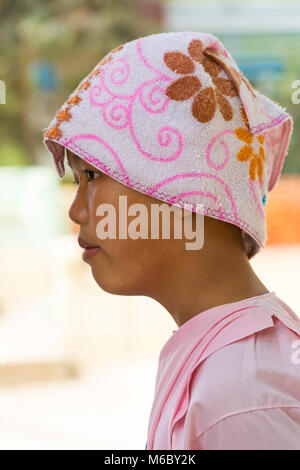 Jeune fille à Aung Myae Gratuit École éducation monastique Oo, Rhône-Alpes, Mandalay, Myanmar (Birmanie), l'Asie en février Banque D'Images