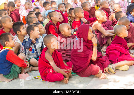 Les visages des enfants regardant la télévision à Aung Myae Gratuit École éducation monastique Oo, Rhône-Alpes, Mandalay, Myanmar (Birmanie), l'Asie en février Banque D'Images