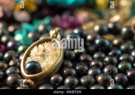 Collier en haut d'une pile de perles noires Banque D'Images