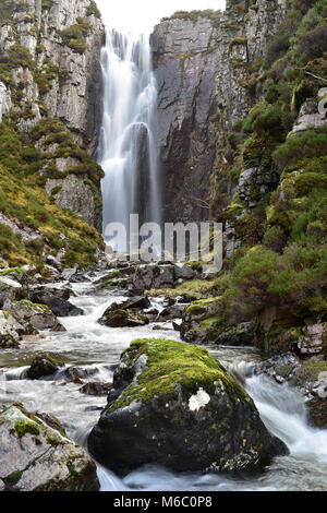 La veuve lamentations cascade formée par l'embouchure du Loch na Gainmhich au sommet de l'A894 près de Kylesku, Sutherland, dans le Nord de l'Ecosse Banque D'Images