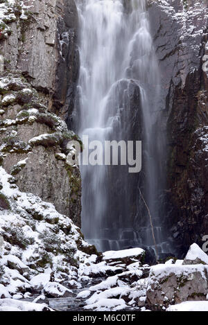 La veuve lamentations cascade formée par l'embouchure du Loch na Gainmhich au sommet de l'A894 près de Kylesku, Sutherland, dans le Nord de l'Ecosse Banque D'Images