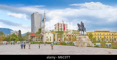 L'Albanie, Tirana - statue de Skanderbeg, Ethem Bey mosquée et l'Hôtel de Ville Banque D'Images