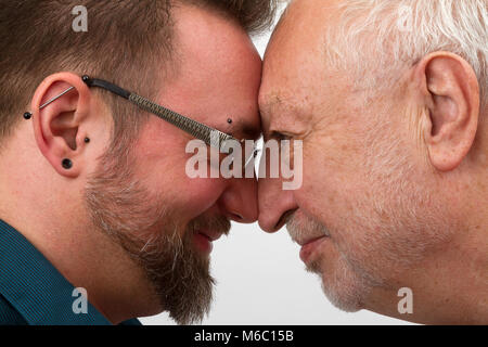 Couple heureux sur fond lumineux Banque D'Images