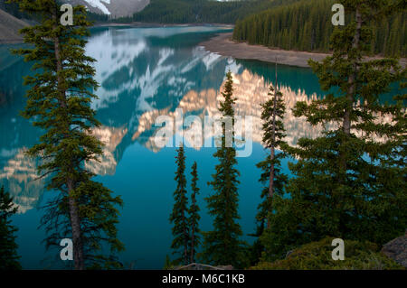 Dans la réflexion des pics Wenkchemna du sentier du lac Moraine Rockpile, Banff National Park, Alberta, Canada Banque D'Images