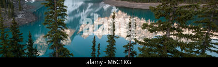 Dans la réflexion des pics Wenkchemna du sentier du lac Moraine Rockpile, Banff National Park, Alberta, Canada Banque D'Images