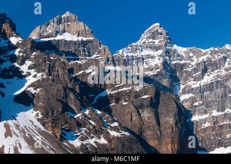 Les pics de Wenkchemna Lac Moraine, parc national Banff, Alberta, Canada Banque D'Images