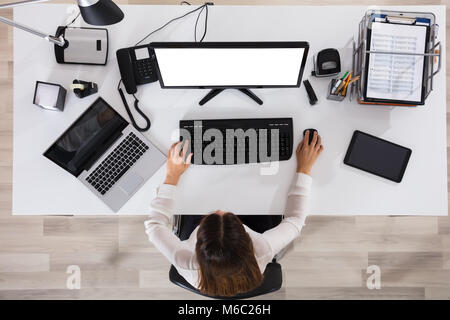 High Angle View Of A Businesswoman working on Ordinateur avec écran blanc Banque D'Images