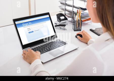 Close-up of a Businesswoman signature dans un site Web sur Computer in Office Banque D'Images