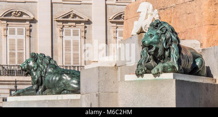 Les lions à la place d'Orient à Madrid Banque D'Images