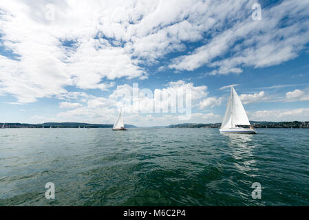 Bateaux à voile sur le lac de Constance, avec les Alpes en arrière-plan Banque D'Images