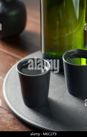 Le saké japonais alcoolique du vin de riz dans un verre en céramique Banque D'Images