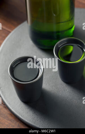 Le saké japonais alcoolique du vin de riz dans un verre en céramique Banque D'Images