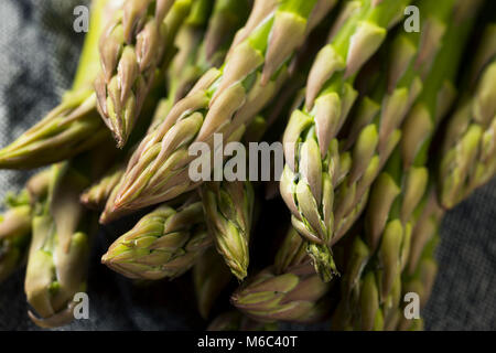 Asperges vertes biologiques sains prêts à cuire Banque D'Images