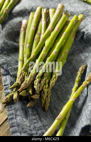 Asperges vertes biologiques sains prêts à cuire Banque D'Images