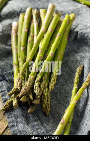 Asperges vertes biologiques sains prêts à cuire Banque D'Images