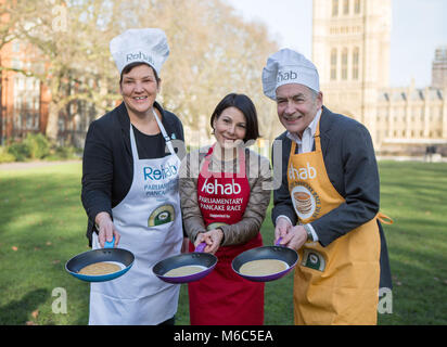 Avant cette année, la course de crêpes parlementaire Rehab sur Mardi Gras, des représentants du Parlement et des médias de l'équipes seront mis à l'épreuve dans une course de crêpes spécial 'bootcamp' à Victoria Tower Gardens à Westminster comprend : LtoR, Tonia Antoniazzi MP, Lucrezia Millarini, ITV News, Alastair Stewart OBE Où : London, England, United Kingdom Quand : 30 Jan 2018 Credit : Wheatley/WENN Banque D'Images