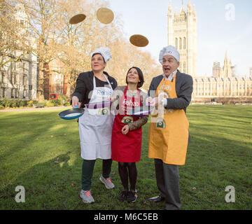 Avant cette année, la course de crêpes parlementaire Rehab sur Mardi Gras, des représentants du Parlement et des médias de l'équipes seront mis à l'épreuve dans une course de crêpes spécial 'bootcamp' à Victoria Tower Gardens à Westminster comprend : LtoR, Tonia Antoniazzi MP, Lucrezia Millarini, ITV News, Alastair Stewart OBE Où : London, England, United Kingdom Quand : 30 Jan 2018 Credit : Wheatley/WENN Banque D'Images