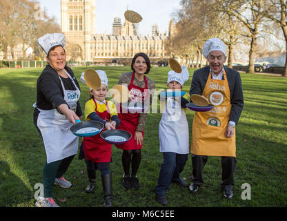 Avant cette année, la course de crêpes parlementaire Rehab sur Mardi Gras, des représentants du Parlement et des médias de l'équipes seront mis à l'épreuve dans une course de crêpes spécial 'bootcamp' à Victoria Tower Gardens à Westminster comprend : LtoR, Tonia Antoniazzi MP, Lucrezia Millarini, ITV News, Alastair Stewart OBE Où : London, England, United Kingdom Quand : 30 Jan 2018 Credit : Wheatley/WENN Banque D'Images