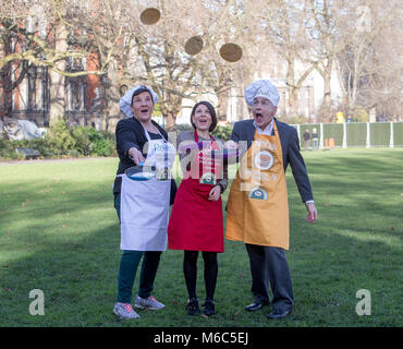 Avant cette année, la course de crêpes parlementaire Rehab sur Mardi Gras, des représentants du Parlement et des médias de l'équipes seront mis à l'épreuve dans une course de crêpes spécial 'bootcamp' à Victoria Tower Gardens à Westminster comprend : LtoR, Tonia Antoniazzi MP, Lucrezia Millarini, ITV News, Alastair Stewart OBE Où : London, England, United Kingdom Quand : 30 Jan 2018 Credit : Wheatley/WENN Banque D'Images