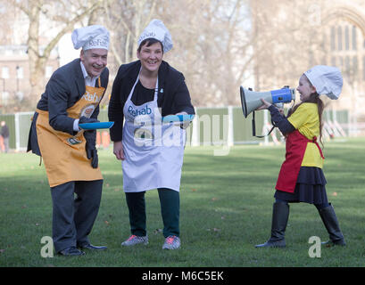 Avant cette année, la course de crêpes parlementaire Rehab sur Mardi Gras, des représentants du Parlement et des médias de l'équipes seront mis à l'épreuve dans une course de crêpes spécial 'bootcamp' à Victoria Tower Gardens à Westminster comprend : Alastair Stewart OBE, Tonia Antoniazzi MP Où : London, England, United Kingdom Quand : 30 Jan 2018 Credit : Wheatley/WENN Banque D'Images