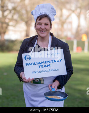 Avant cette année, la course de crêpes parlementaire Rehab sur Mardi Gras, des représentants du Parlement et des médias de l'équipes seront mis à l'épreuve dans une course de crêpes spécial 'bootcamp' à Victoria Tower Gardens à Westminster comprend : Tonia Antoniazzi MP Où : London, England, United Kingdom Quand : 30 Jan 2018 Credit : Wheatley/WENN Banque D'Images