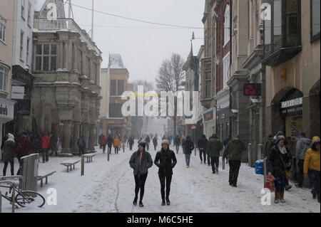 Exeter, Devon, UK. 1er mars 2018. La Bête de l'Est rencontre l'Emma tempête à Exeter comme un avertissement météo rouge est émise. High Street Exeter est unusua Banque D'Images