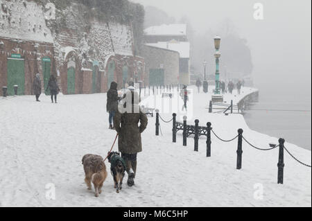 Exeter, Devon, UK. 1er mars 2018. La Bête de l'Est rencontre l'Emma tempête à Exeter comme un avertissement météo rouge est émise. Exeter Quay. Banque D'Images